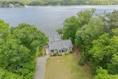 Image de Lake Gaston Main Lake Home Sleeps 18 w\/ large deck and water toys!