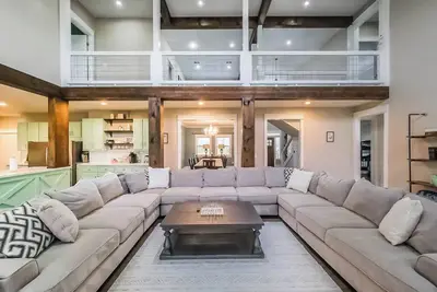 Image de Austin Estates - Spacious 6-bedroom rustic farmhouse in charming Bellville