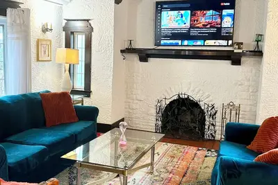 Image de Charming 3 bedroom & 1. 5 bath with parking (Yonge & Eglinton