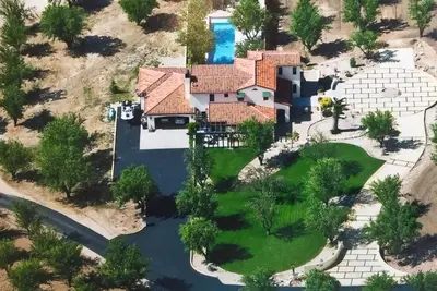 Image de Wine Country Villa\nwith pool, cabanas, pizza oven, spa, Bbq\nSleeps 8