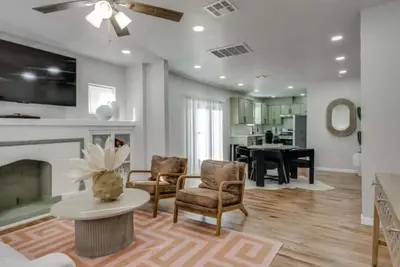 Image de Stunning Modern Home just minutes from Brick-town and downtown area of Okc!