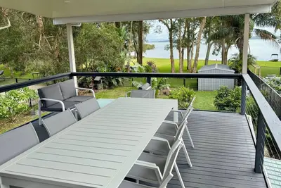 Image de Large Lakefront House on Lake Macquarie with Kayaks, Kids Toys and Dog Door