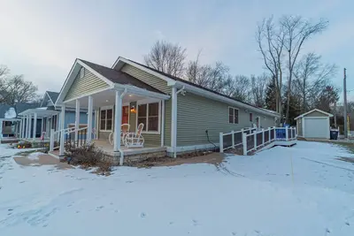 Image de Charming 3-bedroom house in Michigan City is handicapp friendly with a ramp.
