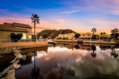 Image de Cactus Cove: 3-Bedroom Lakefront Home w/ Pool, Ev Charger in Arrowhead Lakes.