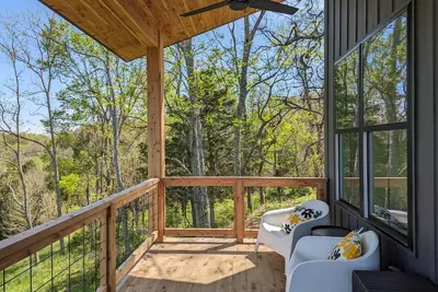Image de Highgrounds Modern Cabin with Loft - Ironweed