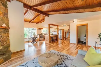 Image de Lake Front bright home with office, wood stove and sauna