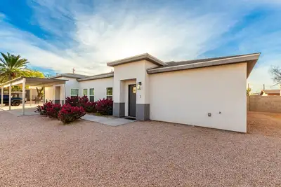 Image de Experience comfort in the Stunning Lawrence, a spacious 2-bedroom, 2-bathroom retreat