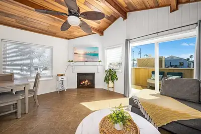 Image de 3br Home Steps from Shops, Pier and Beach