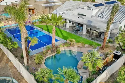 Image de Tropical Jungle Paradise*Pickleball* Heated Pool & Hot Tub*+ Game Room!