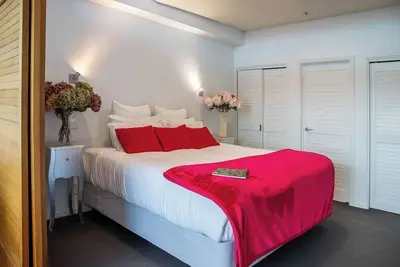 Image de Large 1br apartment with Waterfront view