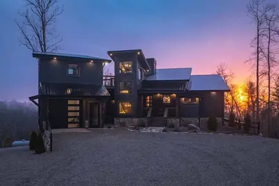 Image de 6 Acre Summit - Mtn Views | Hot Tub | Steps to Creek | Firepit