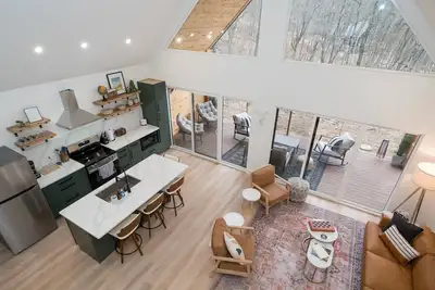 Image de Dog friendly hot tub + fire pit + shared game room