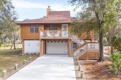 Image de Peaceful home with fire-pit, screened porch, pet friendly, walk to the beach.