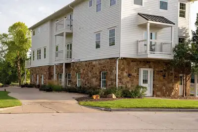 Image de Spacious 4-bedroom/4 bath townhome in fabulous Parkville with golf course views
