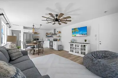Gorgeous Renovated Cottage steps to beach!