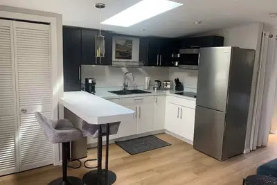 Coachhouse One Bedroom Studio in Central Nelson. Pet-friendly!