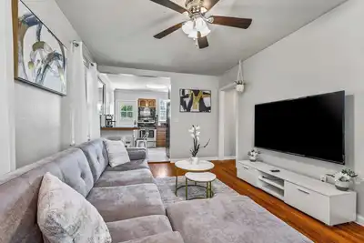 Image de East Hill Oasis  Near Beaches & Downtown