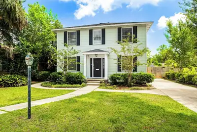 Image de East Hill Manor w/ 2 Kitchens Near Beach & Downtown