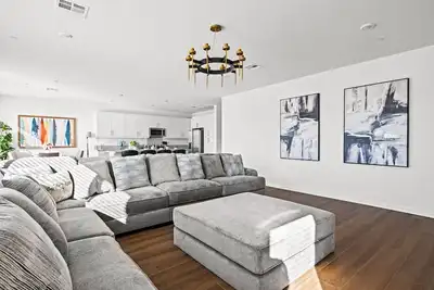 Image de New Home/Spacious/oversized sofa