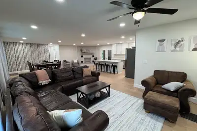 Image de Modern Lakehouse by Marina with Firepit, Grill & Gameroom. 5 minutes to Lake!