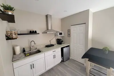 Image de Comfortable suite with independent entrance.