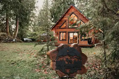 Image de Mt Baker Lodging Cabin 42mbr with Ev Char ger, Wifi, Pets Ok and Hot Tub