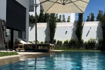 Image de Luxueuse villa moderne avec une grande piscine