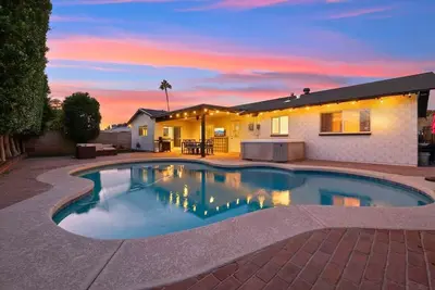 Image de *5 Mins to Old Town! * | Private Pool and Game Room