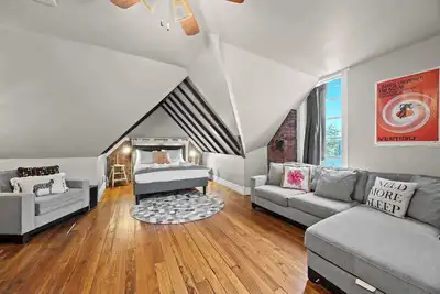 Image de Cozy Top-Floor Retreat in the Heart of Louisville!