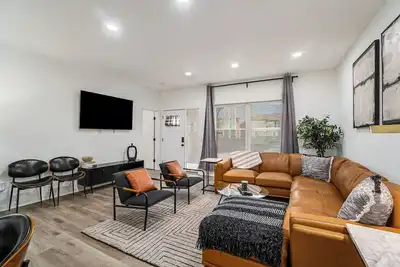 Image de Entire Duplex (2 Units) in Midtown 6 bds, 6 Bths