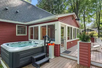 Image de Lake Escape: Hot Tub, Grill & Firepit Fun