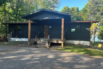 Image de Newly remodeled Lakefront 4-bedroom house with Ac and WiFi in Iron Mountain