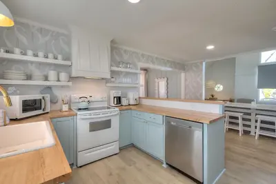 Image de Renovated A-Frame Steps From Beach Access & Publix