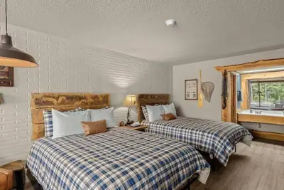 Image de 2mi to Historic Dtwn Pool WiFi 2 Queen Beds