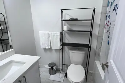 Image de Cozy & Cool One Bedroom in West Secord