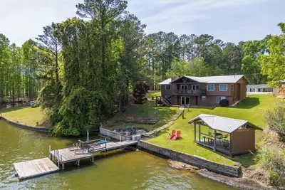 Image de New! Reel Getaway by Big Fish Real Estate Group at Lake Martin
