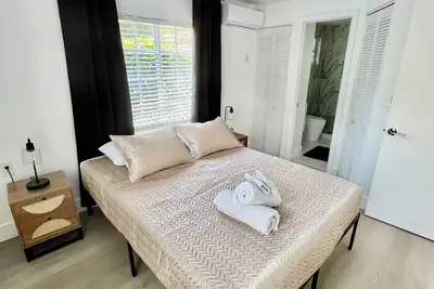 Image de Private smoke free cottage in Coral Gables free parking WiFi washer & dryer