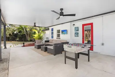Image de Fun Pool Home/ 10 min drive to the Beach!