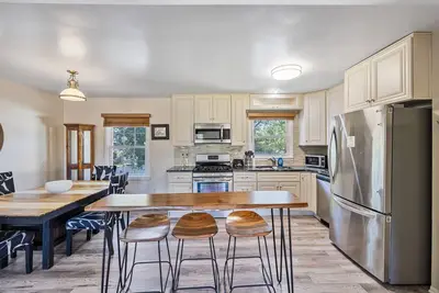 Image de 3-bedroom Pool Home Upper Level in Waldorf - Close To Dc
