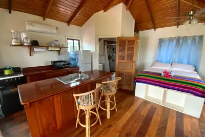Hibiscus Cabana - A cozy studio with Ac and WiFi in welcoming Hopkins Village