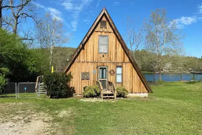 Image de Hardy Lakefront Aframe Cabin + Kayaks
