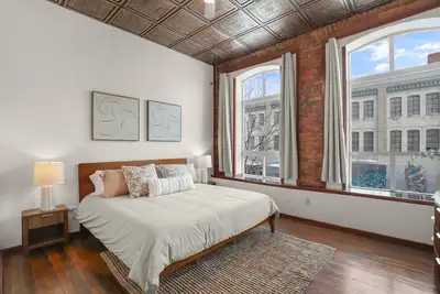 Image de Downtown View | In Unit Laundry | Parking | King Bed