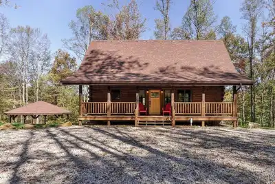 Image de Liberty Hill Cabin | Covered Firepit | Near Caves
