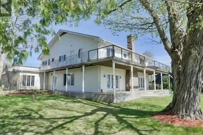 Image de Lakefront Cottage w/ Hot Tub, 30 Guests 8000 sq ft