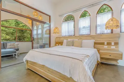 Image de Luxury in Town, Treetop Studio Near Beach & Shops