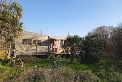 Image de grande maison en bois proche mer