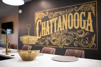 Image de 3-bed- 3-bath townhome on Main Street in Downtown Chattanooga