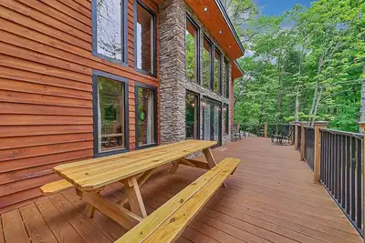Image de Sleeps 8 | Screened Hot Tub | 2 Ensuite Baths