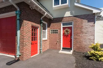 Image de Beautiful, private and tranquil 2 bedroom historic Boston carriage house.