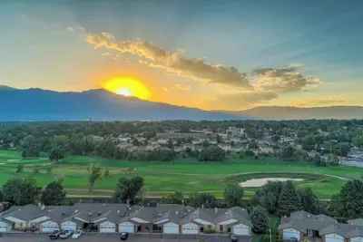 Image de 2-bedroom condo in delightful Colorado Springs, WiFi, fitness room, heated pool